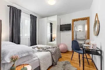 4-Bedroom House with Heated Pool in Linardići