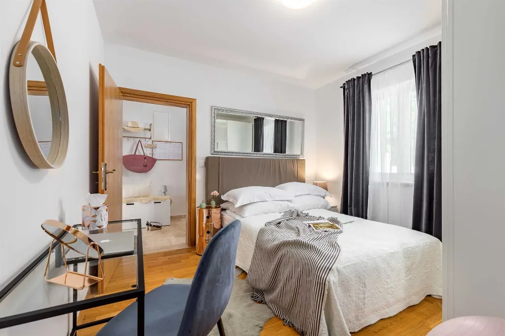 4-Bedroom House with Heated Pool in Linardići