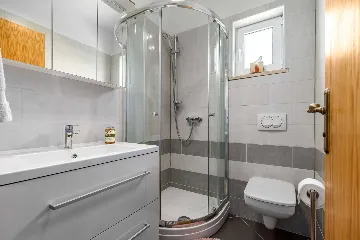 4-Bedroom House with Heated Pool in Linardići