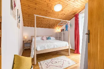 4-Bedroom House with Heated Pool in Linardići