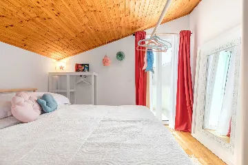 4-Bedroom House with Heated Pool in Linardići