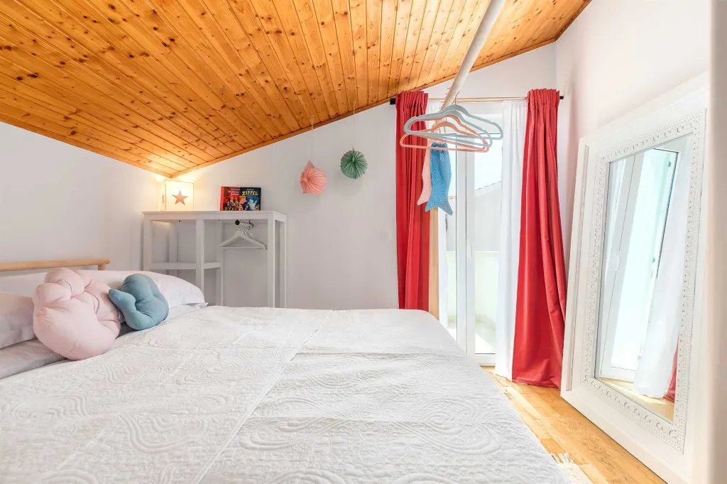 4-Bedroom House with Heated Pool in Linardići