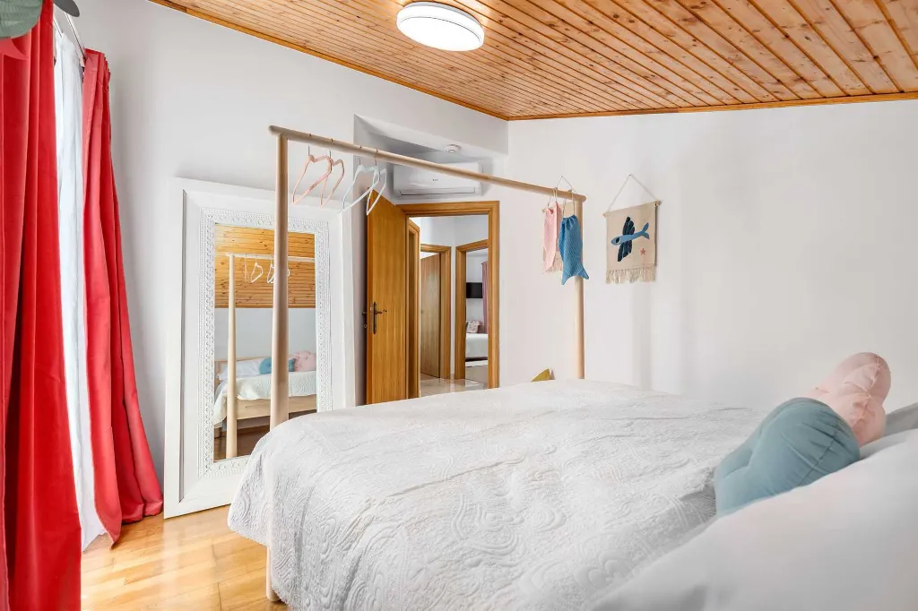 4-Bedroom House with Heated Pool in Linardići