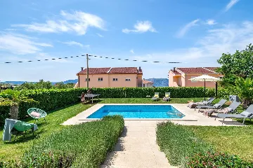 4-Bedroom House with Heated Pool in Linardići