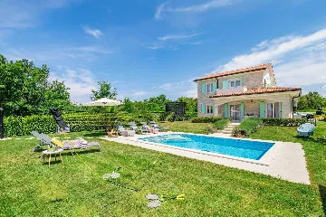 4-Bedroom House with Heated Pool in Linardići