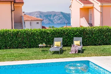 4-Bedroom House with Heated Pool in Linardići