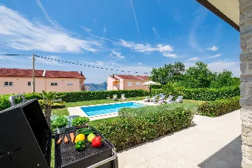 4-Bedroom House with Heated Pool in Linardići