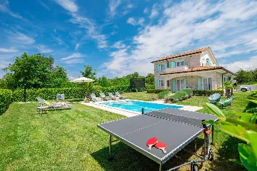 4-Bedroom House with Heated Pool in Linardići
