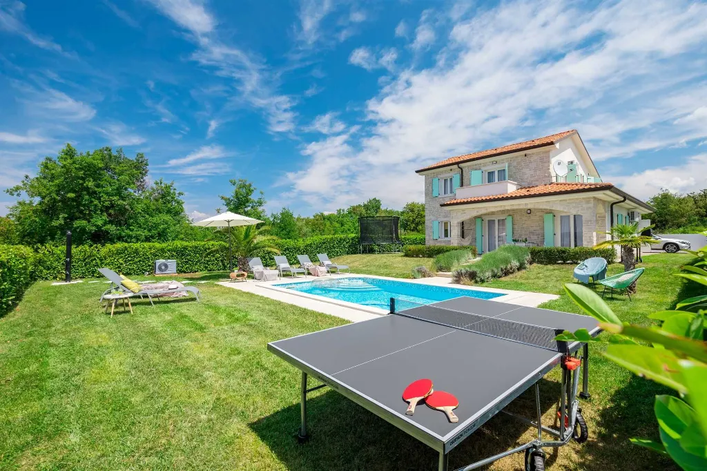 4-Bedroom House with Heated Pool in Linardići