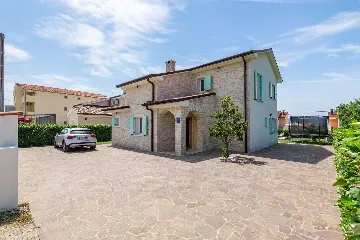 4-Bedroom House with Heated Pool in Linardići