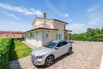 4-Bedroom House with Heated Pool in Linardići