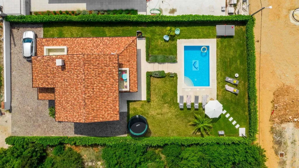 4-Bedroom House with Heated Pool in Linardići