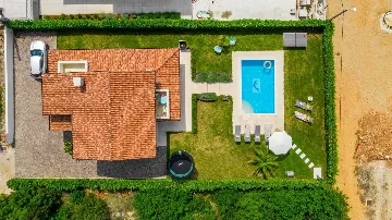 4-Bedroom House with Heated Pool in Linardići