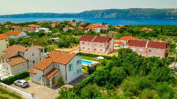 4-Bedroom House with Heated Pool in Linardići