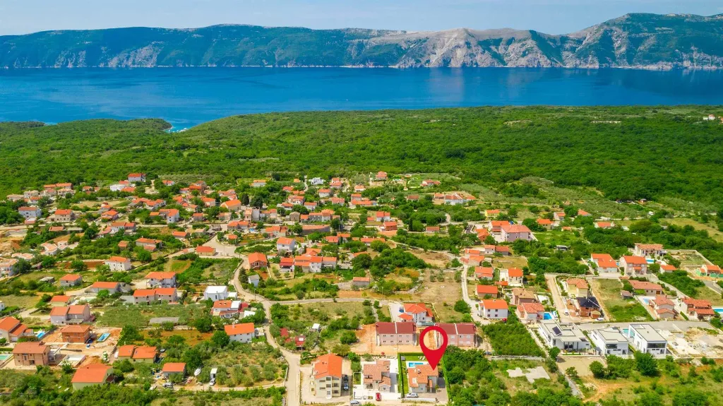 4-Bedroom House with Heated Pool in Linardići