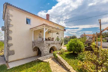 Villa with Pool in Salatići for Up to 6 Guests