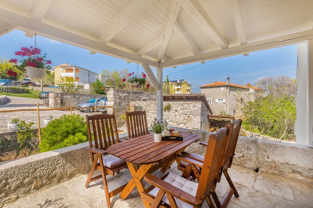 Villa with Pool in Salatići for Up to 6 Guests