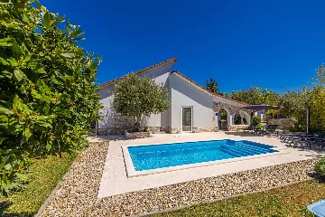 House with Private Pool in Pinezići for 6