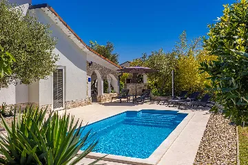 House with Private Pool in Pinezići for 6
