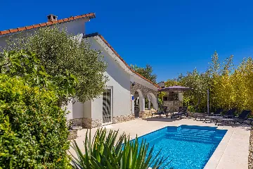 House with Private Pool in Pinezići for 6