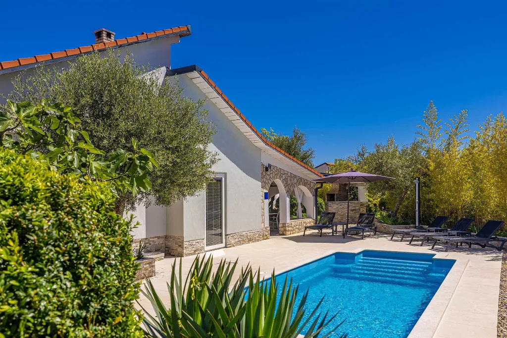House with Private Pool in Pinezići for 6