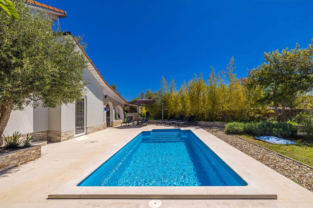 House with Private Pool in Pinezići for 6