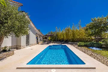 House with Private Pool in Pinezići for 6