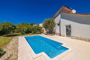 House with Private Pool in Pinezići for 6