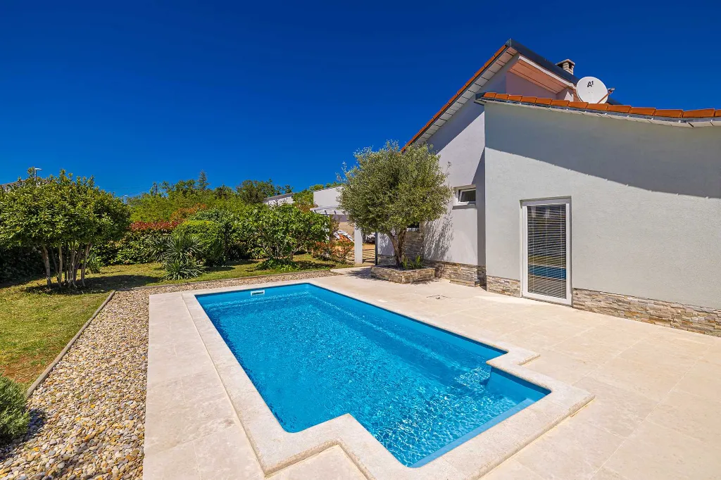 House with Private Pool in Pinezići for 6