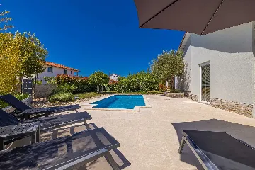 House with Private Pool in Pinezići for 6
