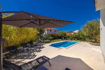 House with Private Pool in Pinezići for 6