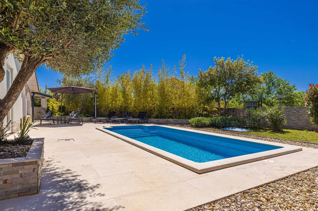 House with Private Pool in Pinezići for 6