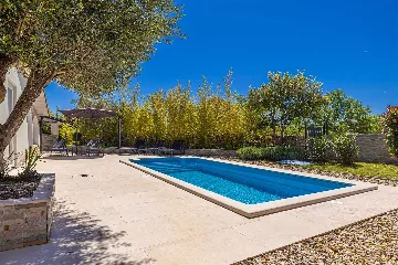 House with Private Pool in Pinezići for 6