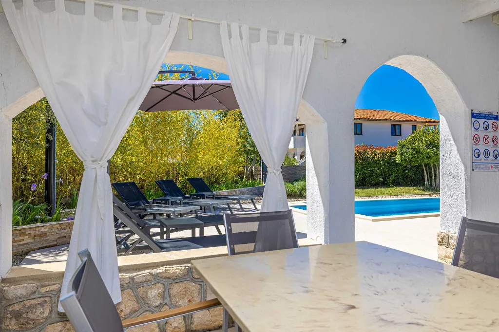 House with Private Pool in Pinezići for 6