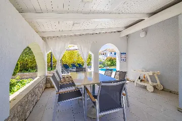 House with Private Pool in Pinezići for 6