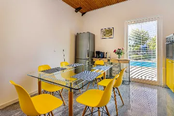 House with Private Pool in Pinezići for 6