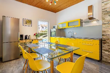 House with Private Pool in Pinezići for 6