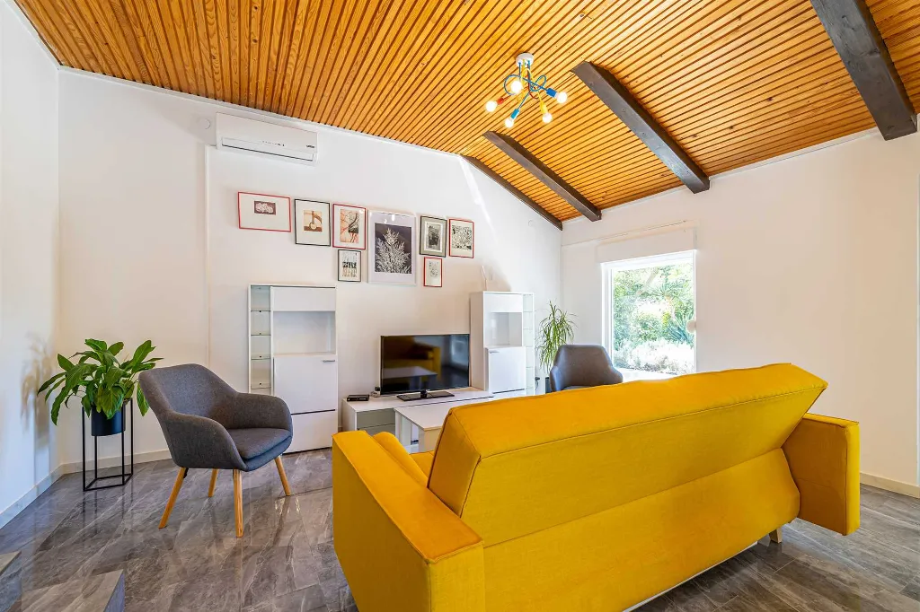 House with Private Pool in Pinezići for 6