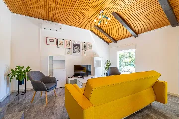 House with Private Pool in Pinezići for 6