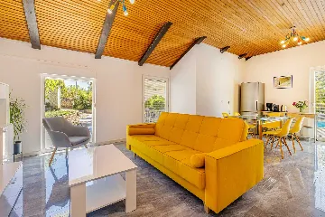 House with Private Pool in Pinezići for 6