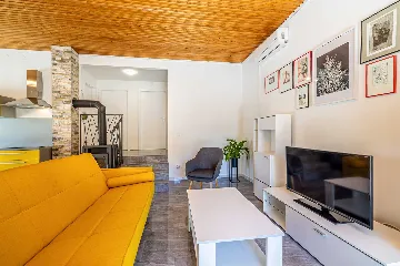 House with Private Pool in Pinezići for 6