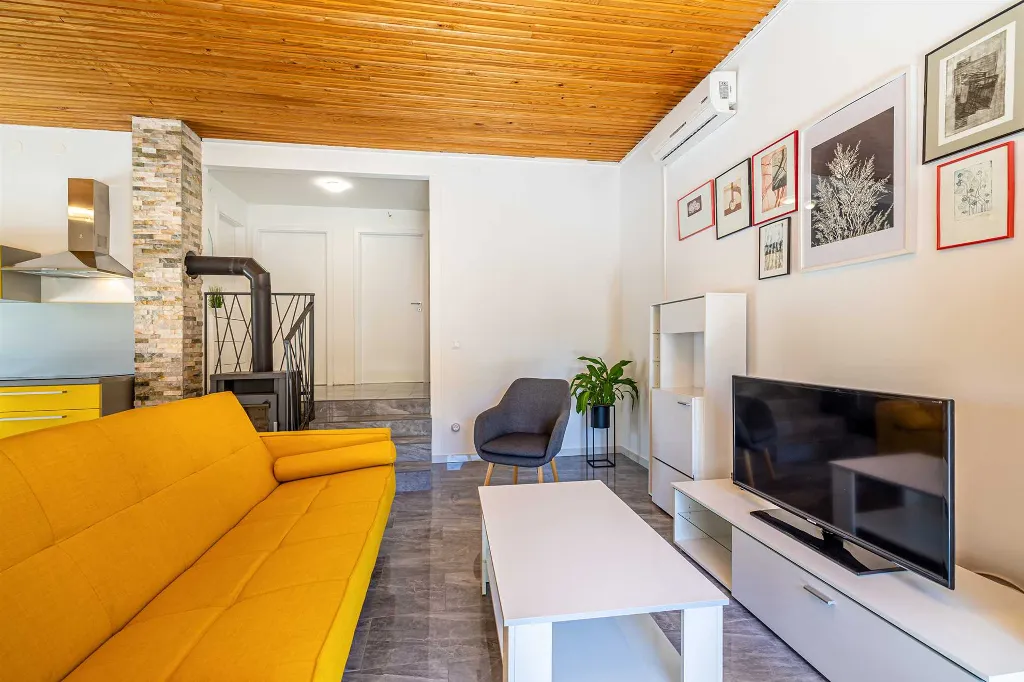 House with Private Pool in Pinezići for 6