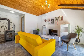 House with Private Pool in Pinezići for 6