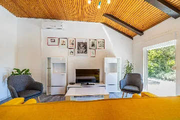 House with Private Pool in Pinezići for 6