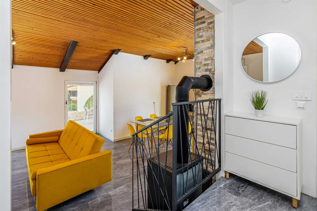 House with Private Pool in Pinezići for 6
