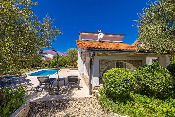 House with Private Pool in Pinezići for 6