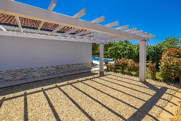 House with Private Pool in Pinezići for 6