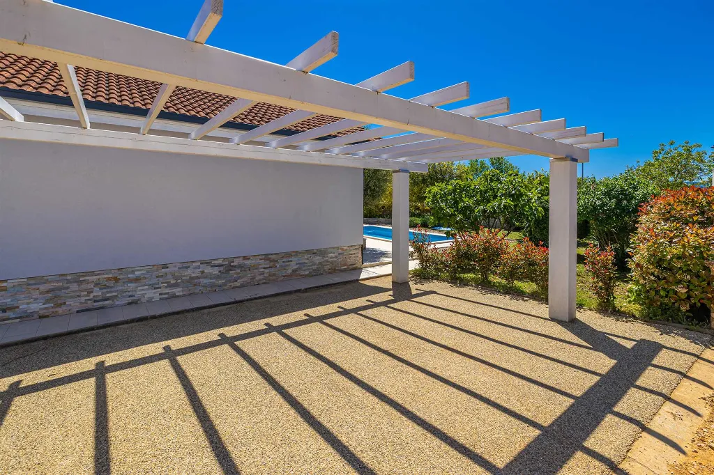 House with Private Pool in Pinezići for 6