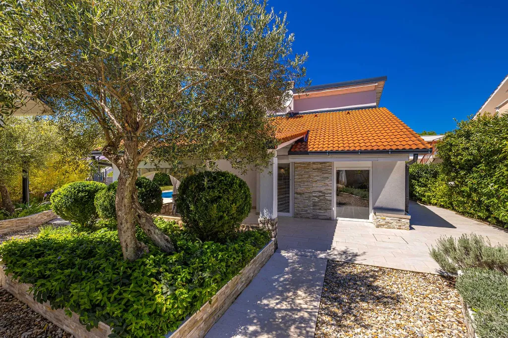 House with Private Pool in Pinezići for 6