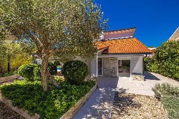 House with Private Pool in Pinezići for 6